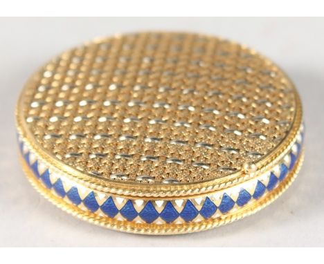 A SUPERB GOLD AND LAPIS CIRCULAR PATCH BOX, a mirror in the inside of the lid. 4cms diameter. Weight 36grms.