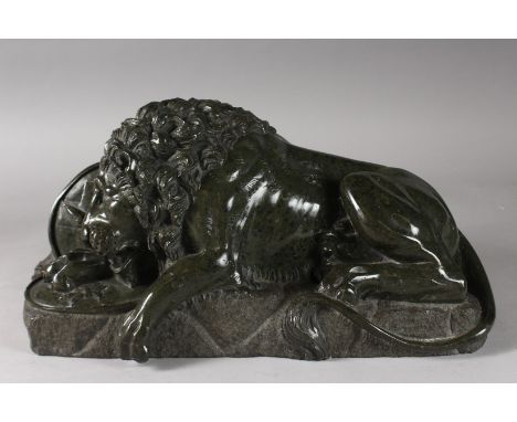 AFTER BERTEL THORVALDSEN, SWISS (1770-1884). A SUPERB REGENCY CARVED SERPENTINE MARBLE GRAND TOUR LION OF LUCERNE with a doub