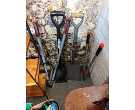 A selection of garden tools to include a Power Vac 3000 with box, a 8-ltr pressure sprayer, a Fenee sprayer, a hose, spades, 