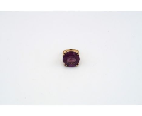 A single purple stone ring. Believed to be synthetic sapphire. Stamped 585. Size P 1/2. Weight approx 11.34 grams 
