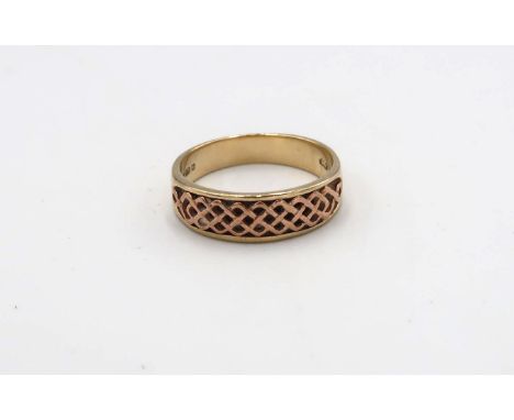 A 9ct gold ring open fretwork to shoulder, approx 4.9 grams. Size V 1/2 