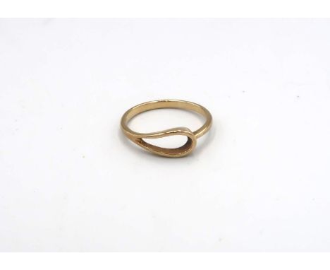 A 9ct yellow gold ring hoop to shoulder, approx 2.5 grams. Size V. 