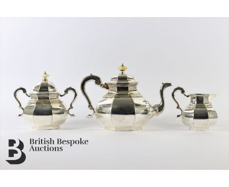 Harnan Bros silver plated tea set, comprising tea pot, sugar bowl and cover and milk jug. An elegant segmented design with iv