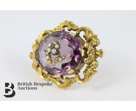 Victorian 14/15ct yellow gold (tested) and amethyst brooch. The brooch is set with an amethyst approx 28 x 25 mm, heightened 