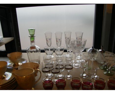 Quantity of mixed glass including a decanter 
