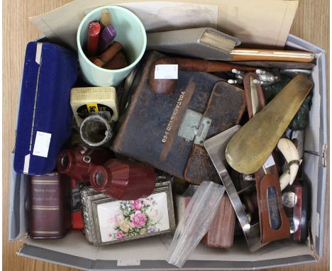 A collective parcel lot to include Indian deskstand, WWI photo, boxes, cufflinks, sealing wax, pipe, figurine (metal etc