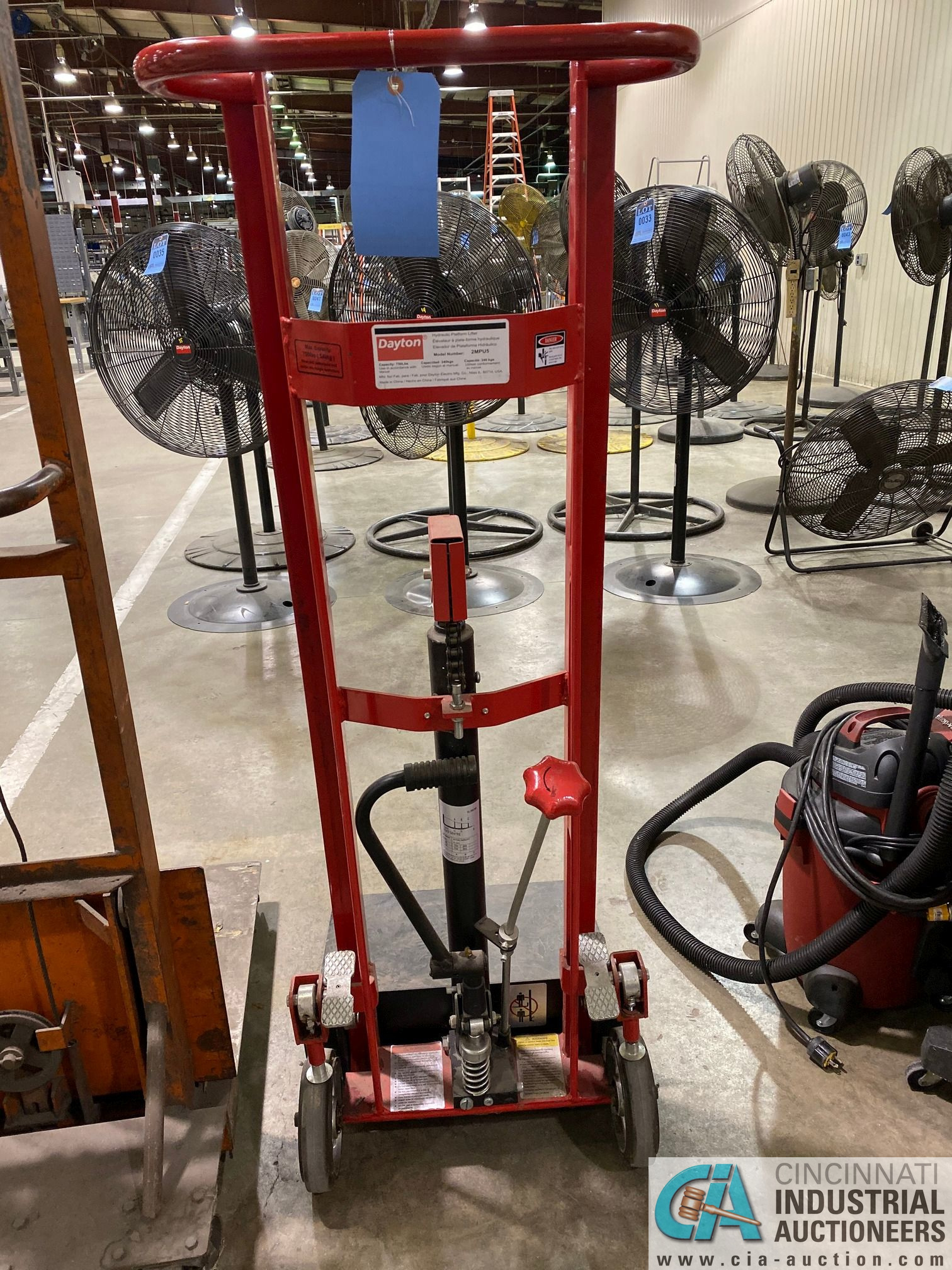 750 LB DAYTON MODEL 2MPU5 PORTABLE HYDRAULIC PLATFORM LIFTER