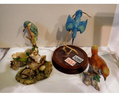 Four wildlife ceramic and resin figures. Not available for in-house P&amp;P 