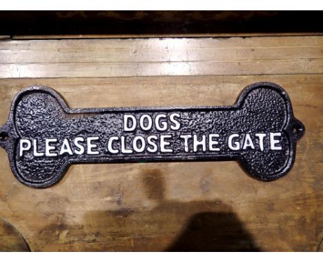 Cast iron Dogs, Please Close The Gate sign, L: 30 cm. UK P&amp;P Group 1 (£16+VAT for the first lot and £2+VAT for subsequent