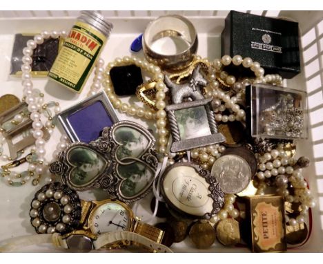 Tray of mixed items, including an RAF napkin ring, costume jewellery, watches. UK P&amp;P Group 1 (£16+VAT for the first lot 