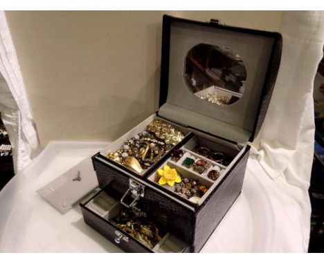 Jewellery box with contents. UK P&amp;P Group 2 (£20+VAT for the first lot and £4+VAT for subsequent lots) 