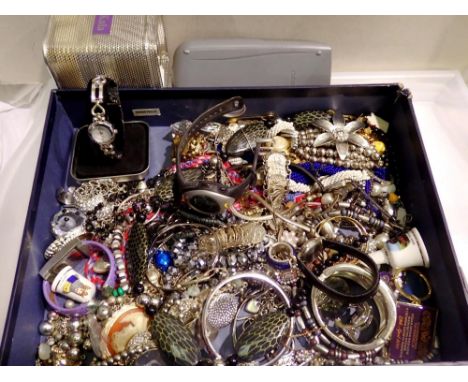 Box of mixed costume jewellery. UK P&amp;P Group 1 (£16+VAT for the first lot and £2+VAT for subsequent lots) 