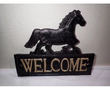 Cast iron Welcome sign, w: 18 cm. UK P&amp;P Group 1 (£16+VAT for the first lot and £2+VAT for subsequent lots) 