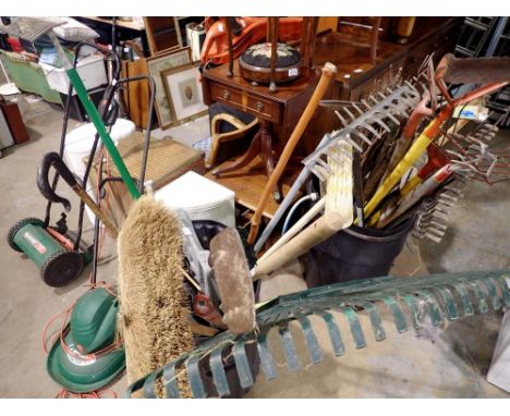 Mixed garden tools (bin not included). Not available for in-house P&amp;P. 