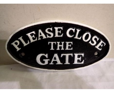 Cast iron Please Close The Gate sign, w: 15 cm. UK P&amp;P Group 1 (£16+VAT for the first lot and £2+VAT for subsequent lots)