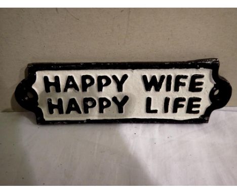 Cast iron Happy Wife, Happy Life sign, w: 12 cm. UK P&amp;P Group 1 (£16+VAT for the first lot and £2+VAT for subsequent lots