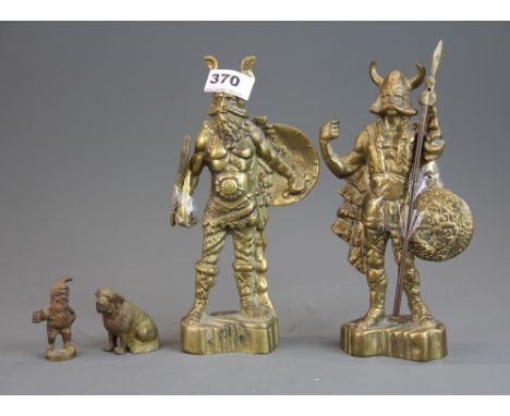 A pair of heavy vintage brass figures of Vikings, H. 23cm. Together with a brass gnome and dog.