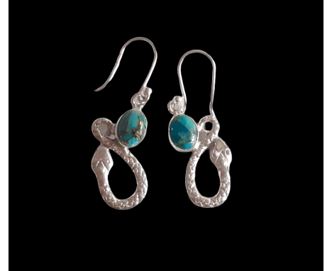 A pair of 925 silver snake shaped drop earrings set with turquoise, L. 4cm.