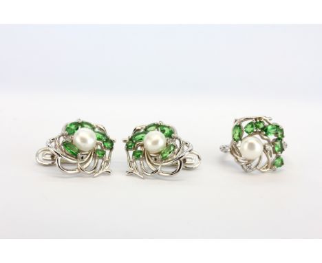 A 925 silver ring set with a pearl surrounded by tsavorite and white stones (N.5), together with a matching pair of earrings.