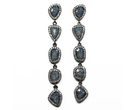 A pair of 925 silver stone set drop earrings, L. 6cm.