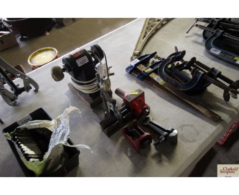 A small table top electric polisher and grinder together with a The Capstan 5 measuring gauge; a small bench vice and other e