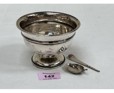 A George V silver footed bowl, London 1921, 4½" diam; the lot to include a silver teaspoon (A.F.). 3ozs