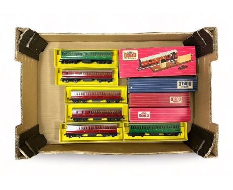 Hornby Dublo coaches, generally excellent in good plus boxes (where present), with T.P.O. Mail Van Set including Tested swing