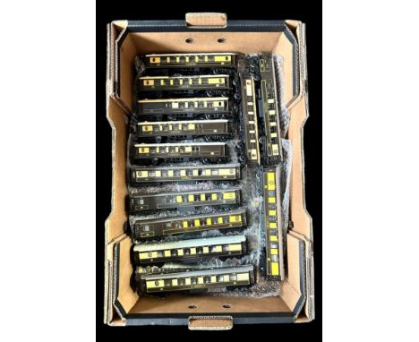 OO gauge unboxed coach collection including Pullman (13), range of Hornby, Lima, etc., generally excellent to good plus. Cont