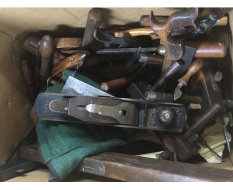 A box containing vintage wood working tools chisels a steel No5 wood plain and other woodwork tools (a lot). NO RESERVE