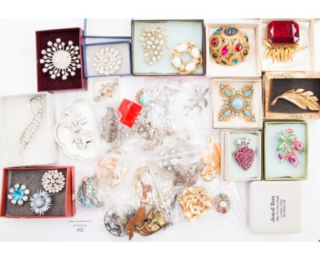 Vintage diamante and Miracle brooches etc (42)