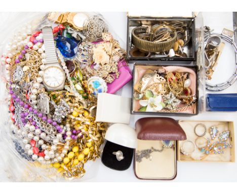 A large quantity of vintage costume jewellery to include bead necklace, brooches, ring and small tin containing Gentlemen's v