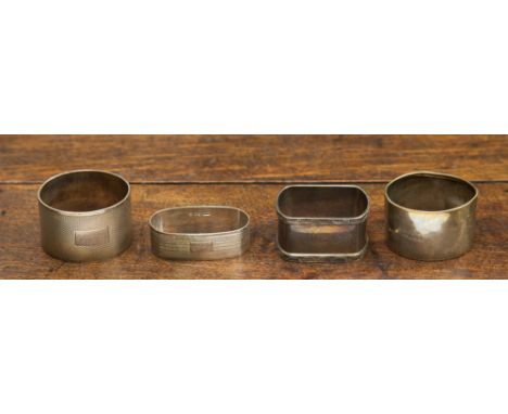 Four silver napkin rings, engine turned and plain, all of various sizes, 99 grams/3.18 ozt approx (4) 