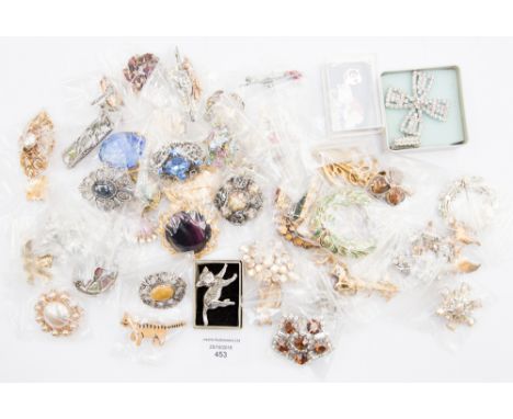 Vintage brooches to include diamante, miracle, animals etc