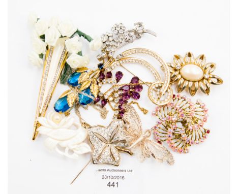 Brooches to include filigree silver (0.925) and silver chain, mother of pearl and vintage paste (10) 