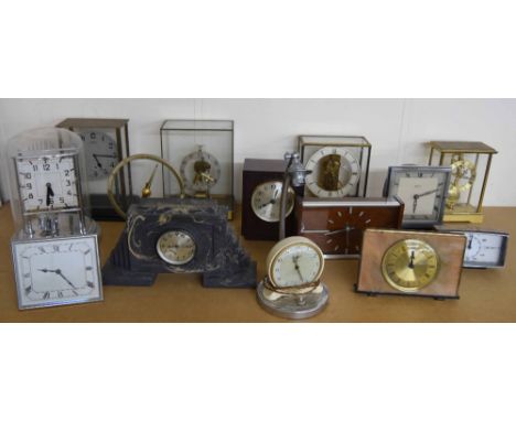 Fourteen various electric mantel clocks (14)