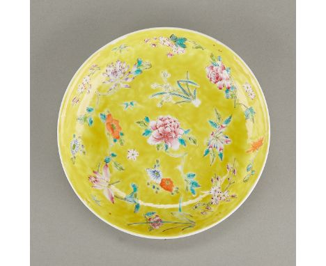 Chinese Guangxu yellow ground porcelain dish. Well decorated with fine famille rose enamels and iron red highlights, ca. 1890