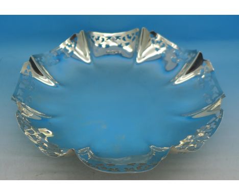 A pierced silver bowl, 227g, diameter 20.5cm