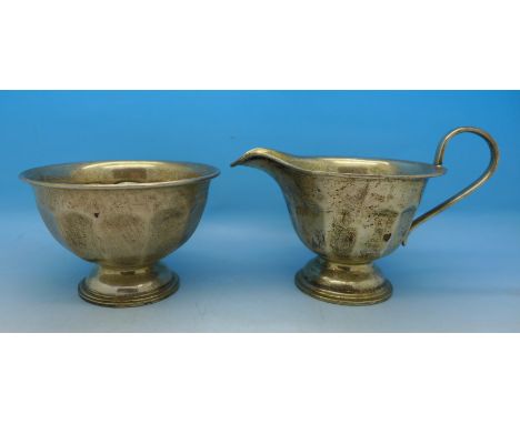 A silver cream jug and sugar bowl, 247.4g