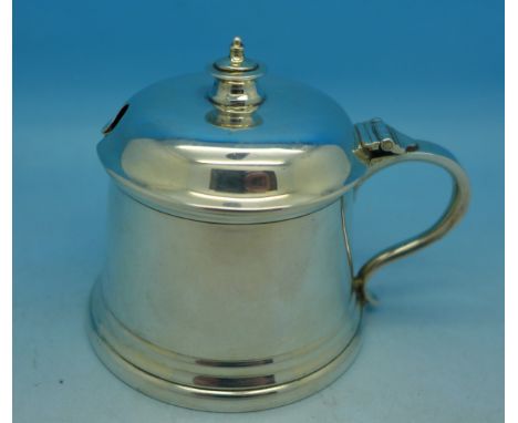 A silver mustard pot with blue glass liner, London 1949, silver weight 119g