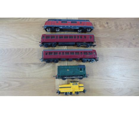 A Triang Locomotive, two Marklin Locomotives and a Triang OO gauge 2-car set R157 class 101 DMU Diesel Power Car and R158 Die