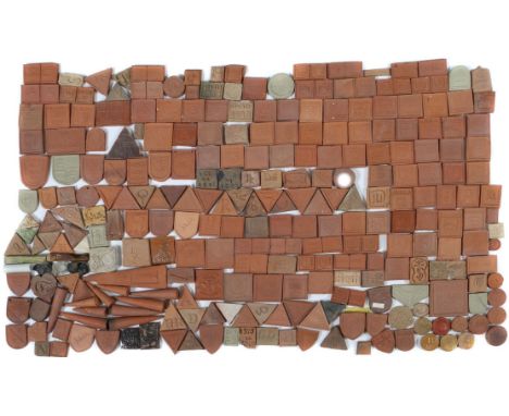 Sehr umfangreiche Sammlung Zeugensteine20. Jh., Ton tls. glasiert, ca. 200 in Form und Größe variierende Zeugensteine, meist 