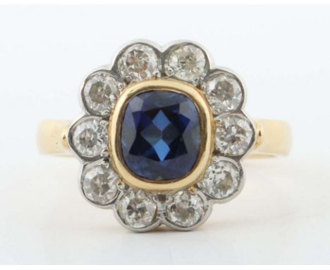 Saphir-Diamant-Ring1940er/50er Jahre, Gelbgold 750/Platin, gleichmäßige Ringschiene nach außen leicht bombiert, sich zur Scha