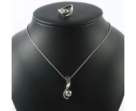 Modernes TahitiperlenschmucksetWeißgold 585, 2-tlg. best. aus Ring und Anhänger an Fuchsschwanzkette, bandartiges, geschwunge