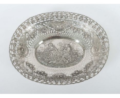 Durchbruchschalewohl Hanau, um 1900, Silber 800, ca. 270 g, ovaler Spiegel mit hochreliefierter Figuralszenerie, sich erweite