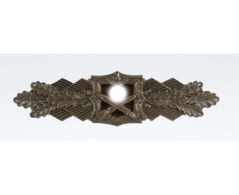 Nahkampfspange in Bronze2. WK, Tombak bronziert, mittig geschweiftes Viereck, oben 1 Adler mit Hoheitszeichen, im Zentrum gek