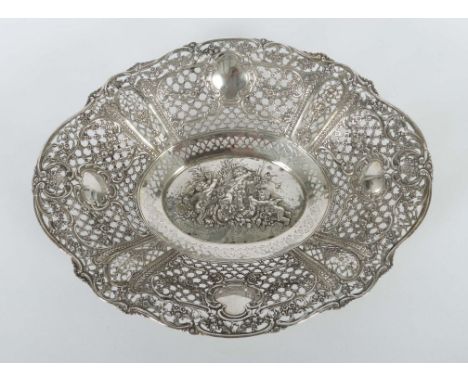 Große Durchbruchschalewohl Hanau, um 1900, Silber 800, ca. 490 g, oval geschweifte Form, ovaler Spiegel mit hochreliefierter 