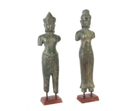 HerrscherpaarKambodscha, wohl 19./20. Jh., Bronze patiniert, Fragmente eines stehenden Paares, je den Oberkörper entblöst und