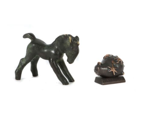 Künstler des 20. Jh.zwei Figuren: "Pferd", "Ohne Titel", Bronze, patiniert, vollplastische, stilisierte Ausführungen, 1x mono
