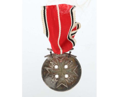 Deutsche Verdienstmedaille2. WK, mit Schwertern, runde Form, Johanniterkreuz mit Reichsadlern zwischen den Kreuzarmen, rüchse