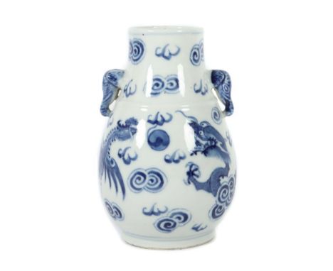 Blau-weiß VaseChina, wohl um 1900, Porzellan/blau-weiß gefasst, birnförmig gebauchter Korpus mit Elefantenkopfhandhaben, Male